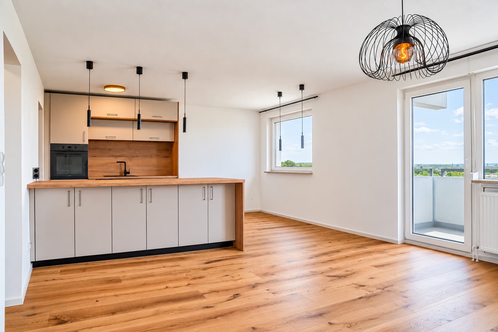Sofort frei, frisch saniert & barrierefrei, mit moderner EBK, Hallenbad & Panoramablick über Nbg