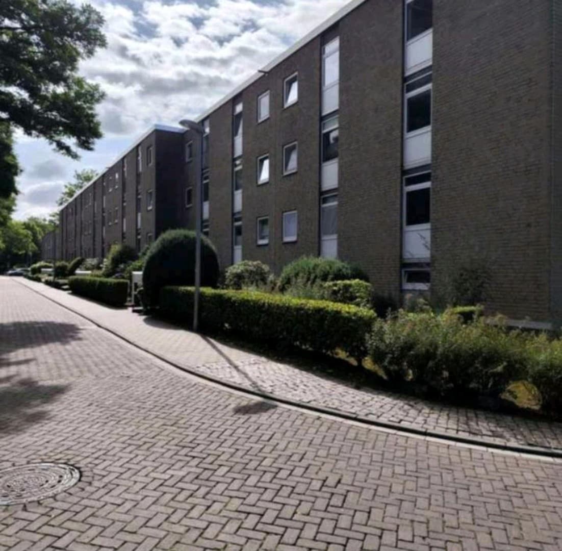 Modernisierte 2-Zimmer-Wohnung mit saniertem Balkon, Miele-Küche und Stellplatz in Erkrath-Hochdahl