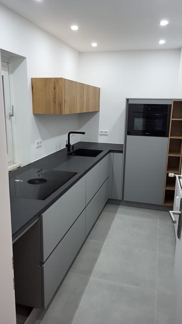 Modernisierte 2-Zimmer-Wohnung mit saniertem Balkon, Miele-Küche und Stellplatz in Erkrath-Hochdahl