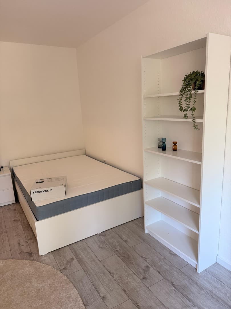 Erstbezug | Möbliertes WG-Zimmer in kernsanierter Wohnung – Düsseldorf Mörsenbroich