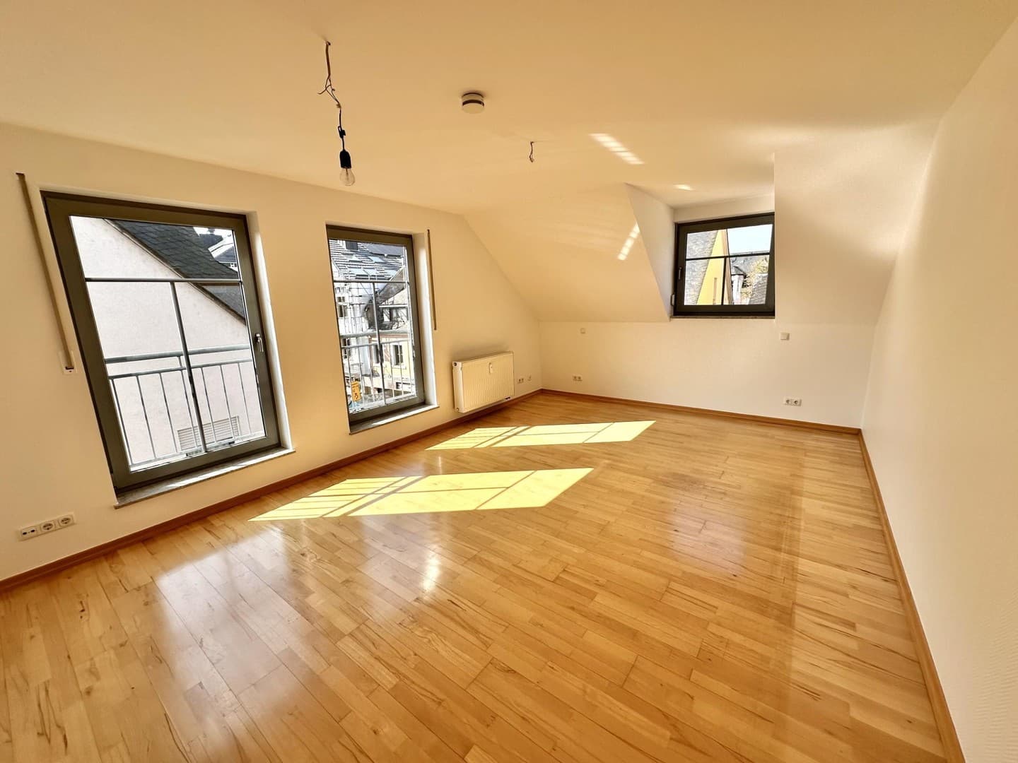 Sehr gepflegte DG-Wohnung in Schweich, mit Einbauküche, Balkon, PKW-Stellpl.