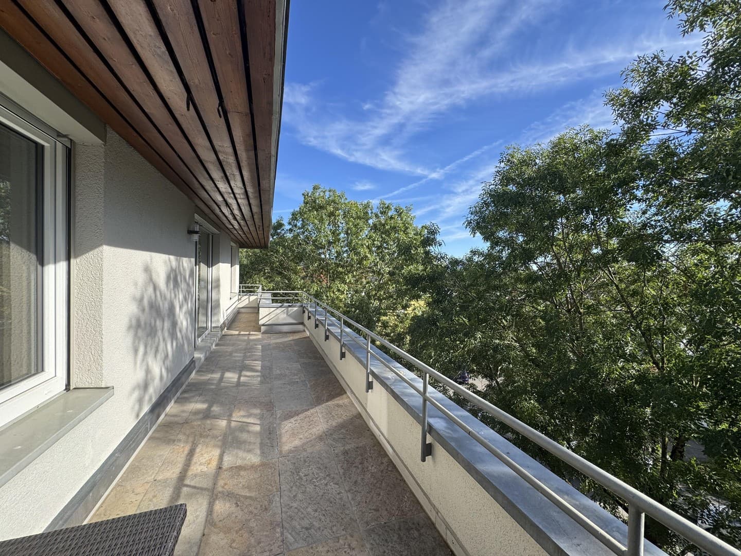 Renovierte 4-ZKB mit Terrasse und Balkon ins Grüne, EBK, 2 Stellplätze – bezugsfrei, provisionsfrei