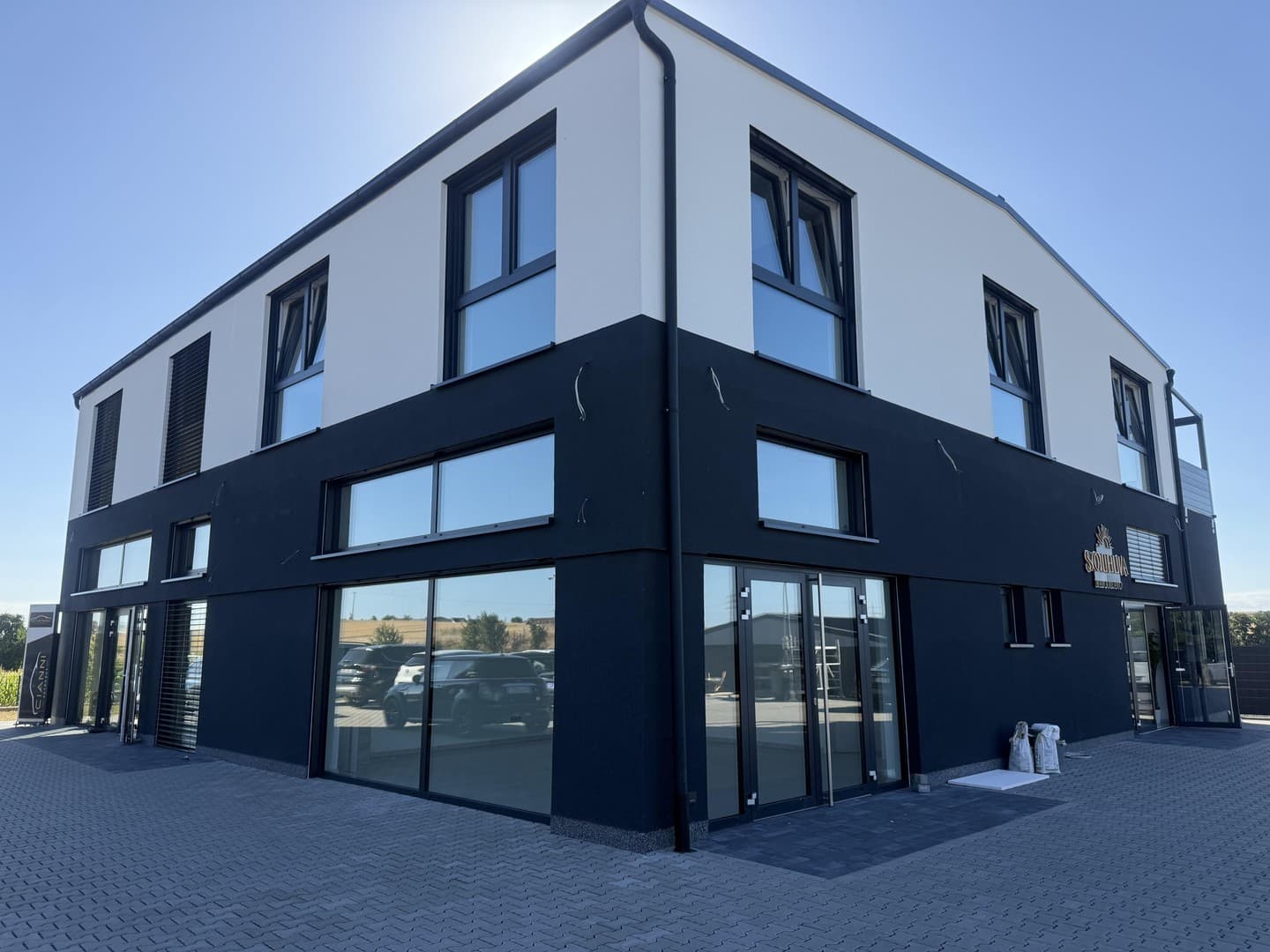NEUBAU ** Gewerbe* Versicherung / Kosmetik/ Verkauf /Büro/Einzelhandel/ Beauty/Studio zu vermieten