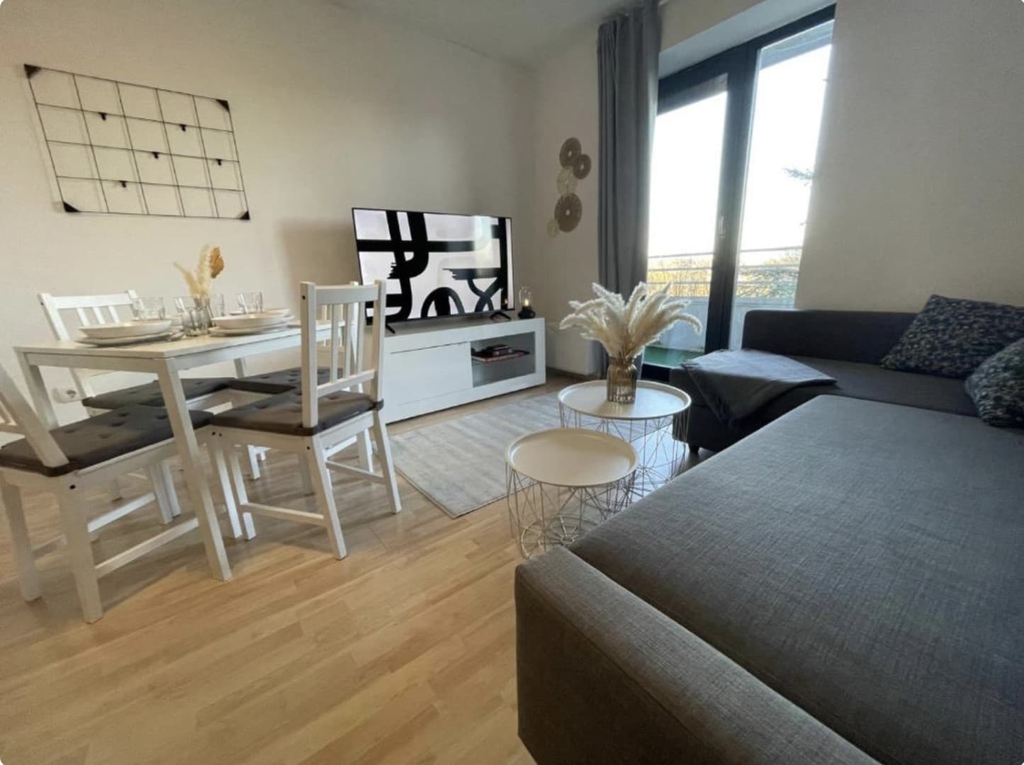 Voll möblierte 49 m² Wohnung mit Balkon, Aufzug, EBK, Schwimmbad/Sauna & optionalem TG-Stellplatz