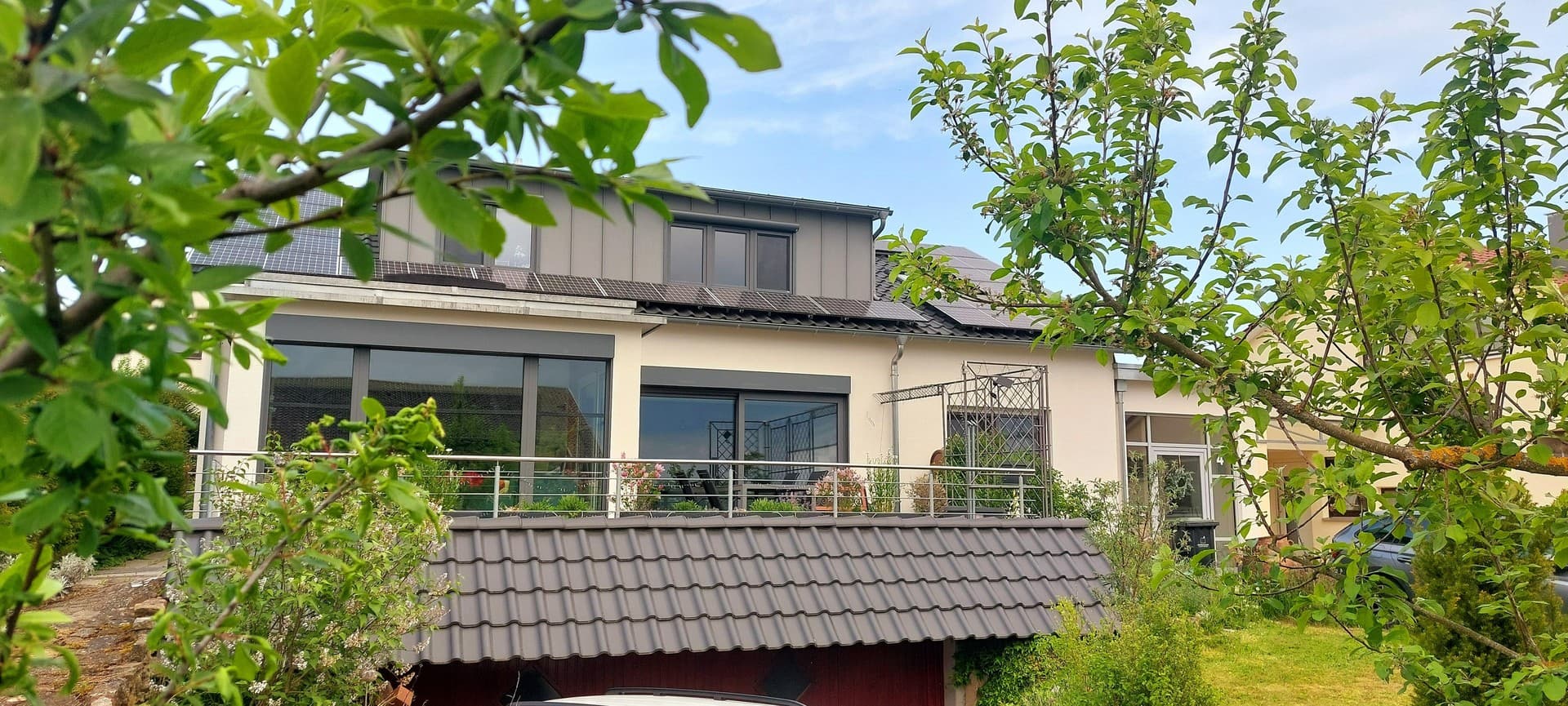 Lichtdurchflutetes Zweifamilienwohnhaus, komplett saniert 2021 in ruhiger Lage von Herrenberg