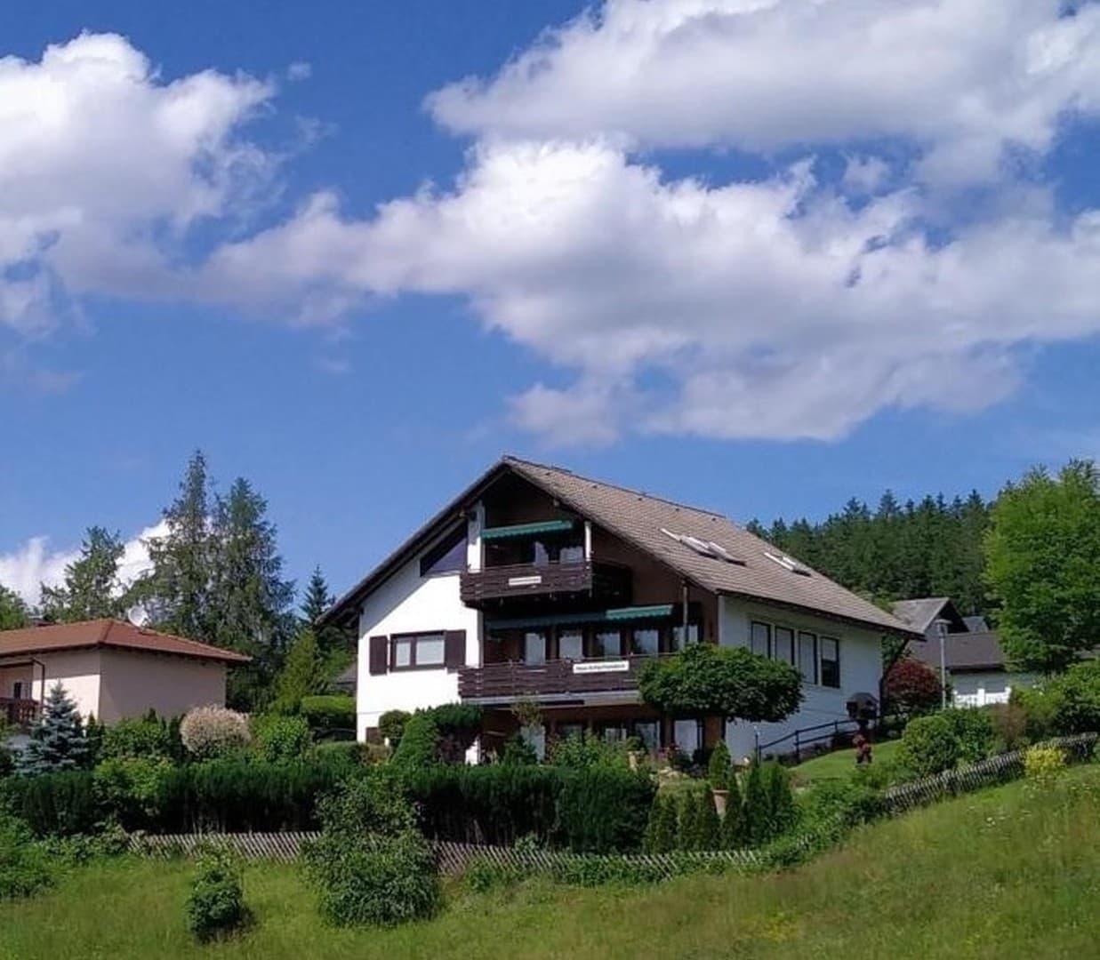 *Haus-Schluchseeblick*: Premiumlage in Schluchsee/Schwarzwald mit 3 top möblierten (Ferien)Wohnungen