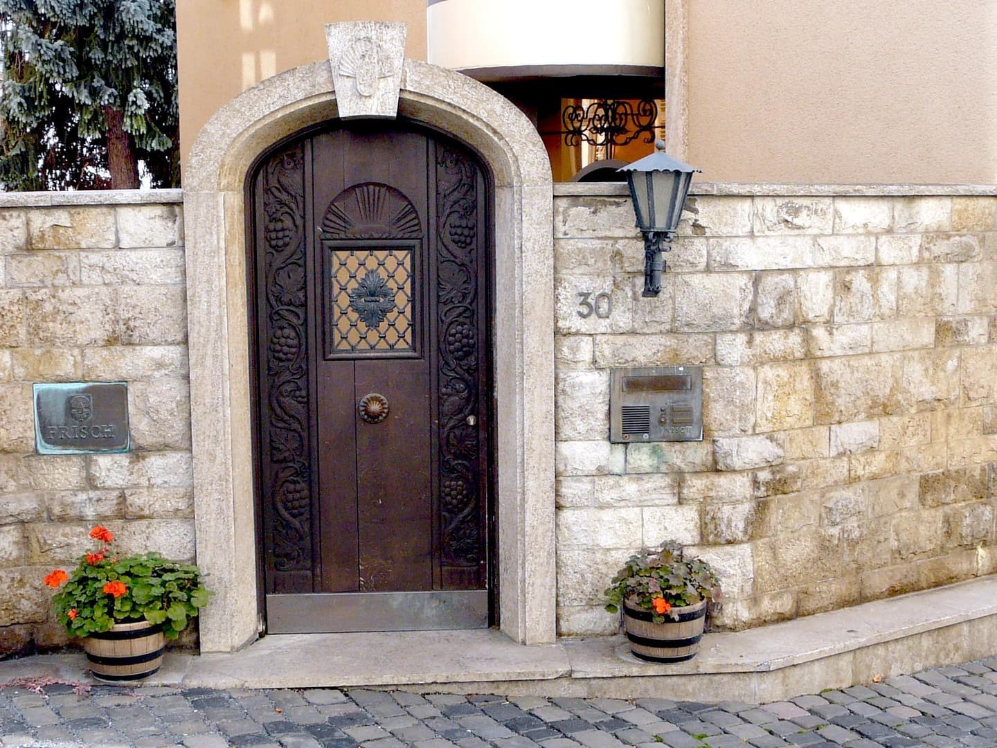 Repräsentative Altstadt-Residenz in denkmalgeschützem Zweifamilienhaus mit Terrasse und Garten