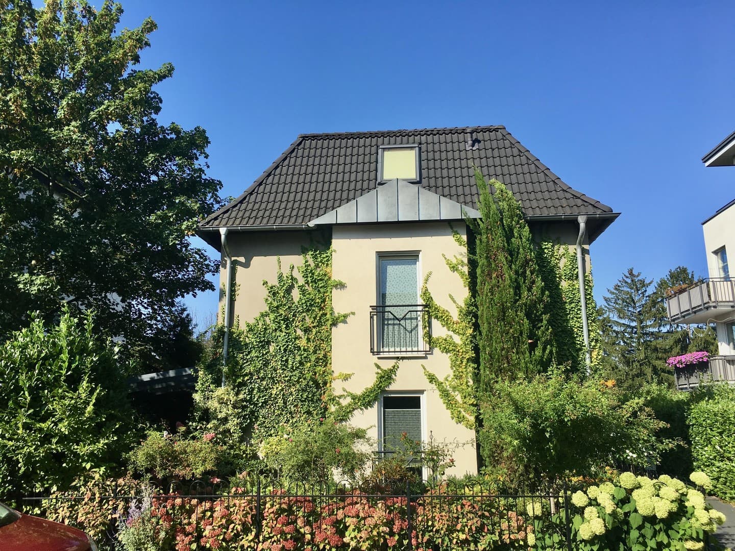 Doppelhaushälfte in ruhiger Sackgasse in Frankfurt-Ginnheim – provisionsfrei