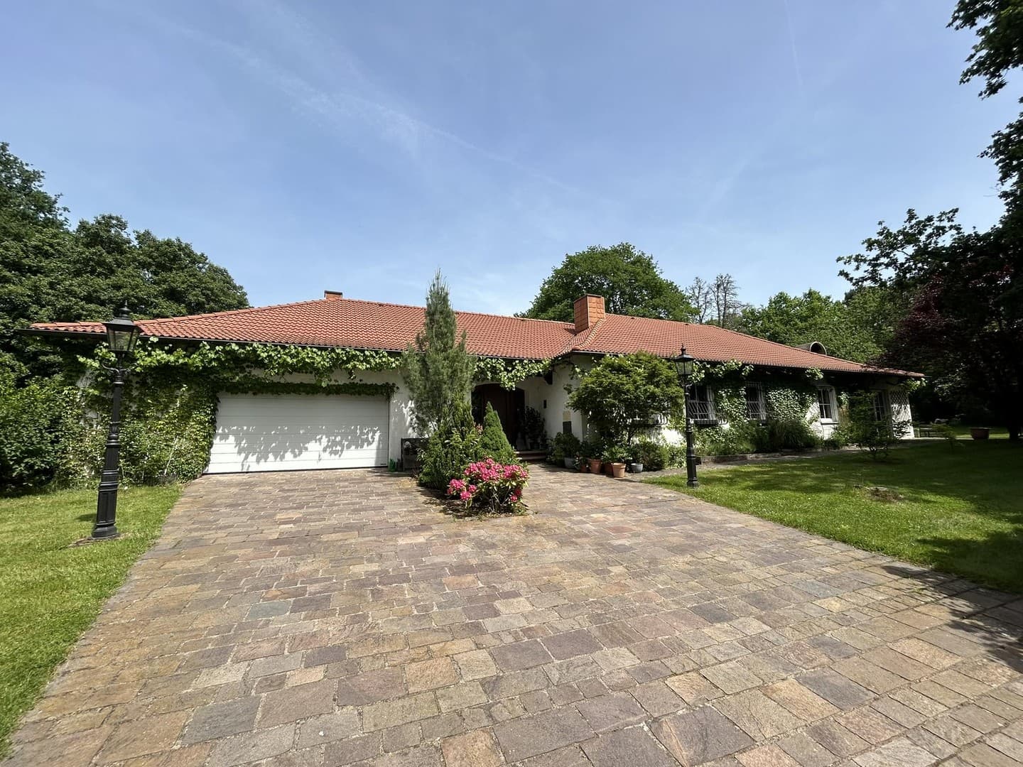 Landhausvilla auf großem parkähnlichen Anwesen