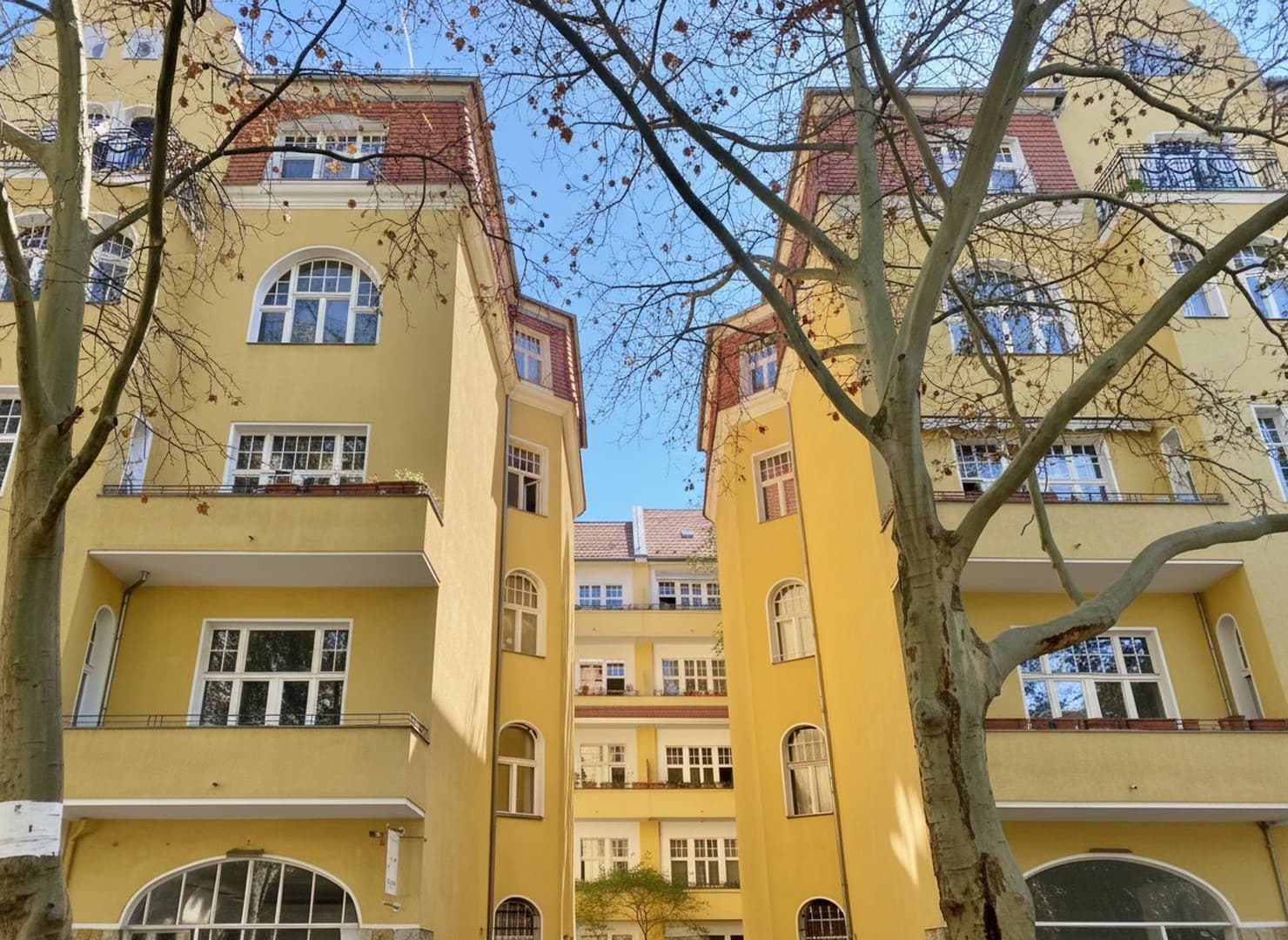 Courtagefreie, ruhige Altbauwohnung in Charlottenburg /Ku'damm mit Balkon