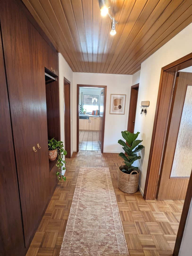 WG geeignete 4 Zimmer-DG-Whg mit Holzfußboden, Balkon, Wohnküche