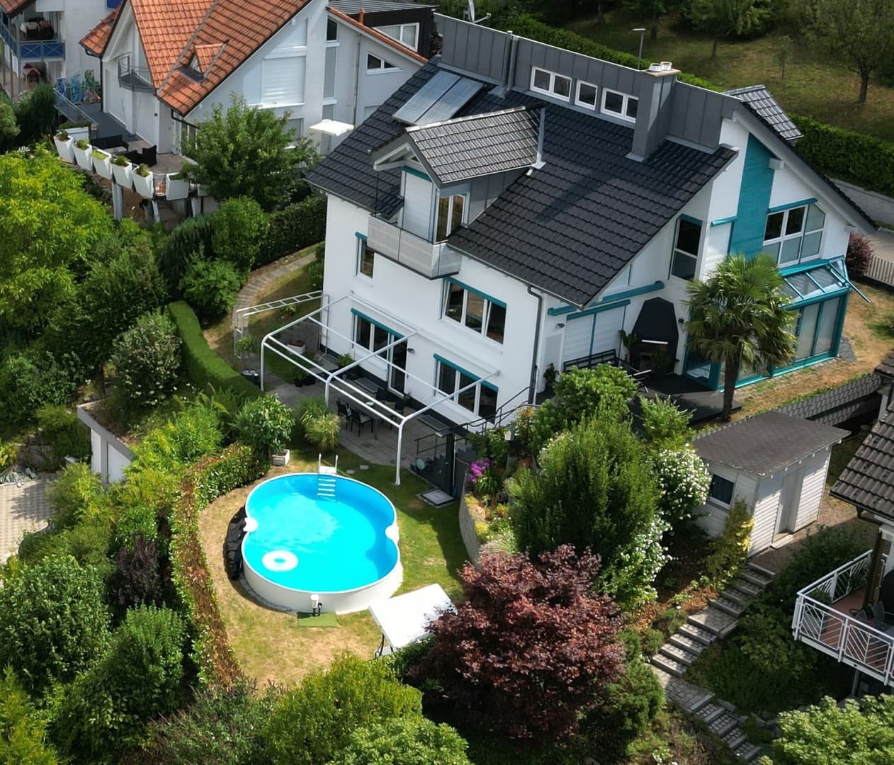 Sehr großes Architektenhaus mit Pool + Sauna.