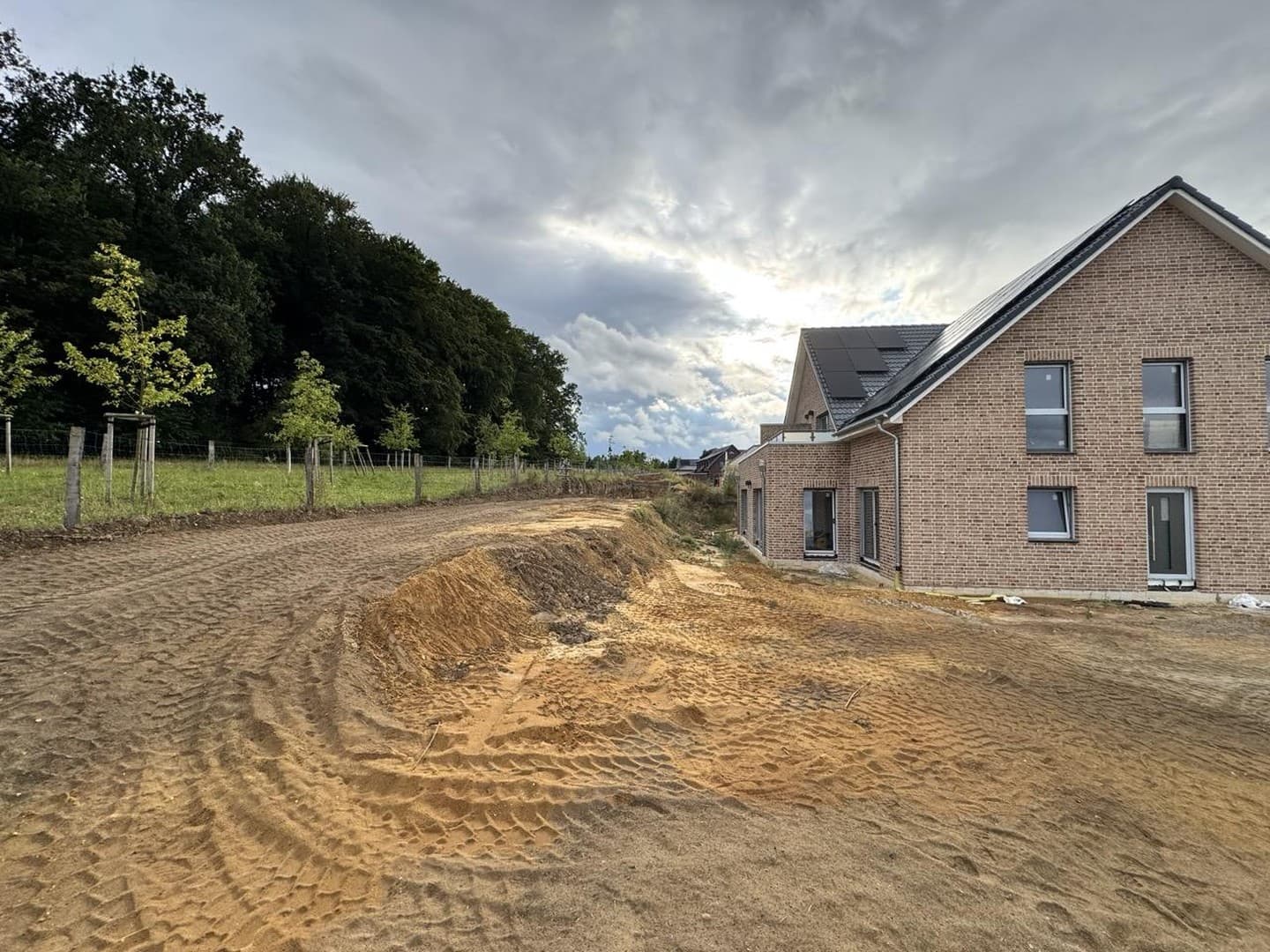 Hochwertige 3-Zimmer-Gartenwohnung mit Südterrasse, Designküche & Blick ins Grüne