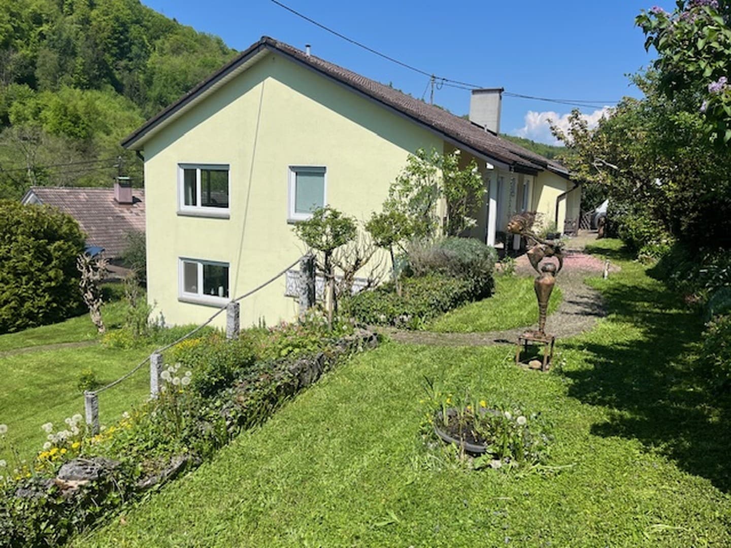 Hochwertiges freistehendes Einfamilienhaus mit großem Grundstück in Top-Lage