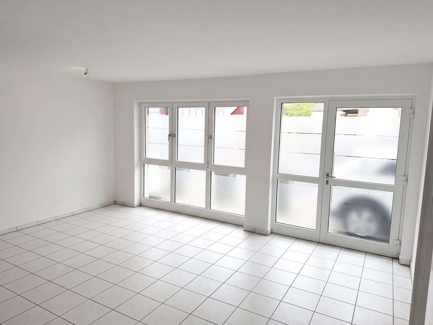 Lichtdurchflutete, moderne 1,5-Zimmer-Wohnung mit eigenem Eingang in Wächtersbach