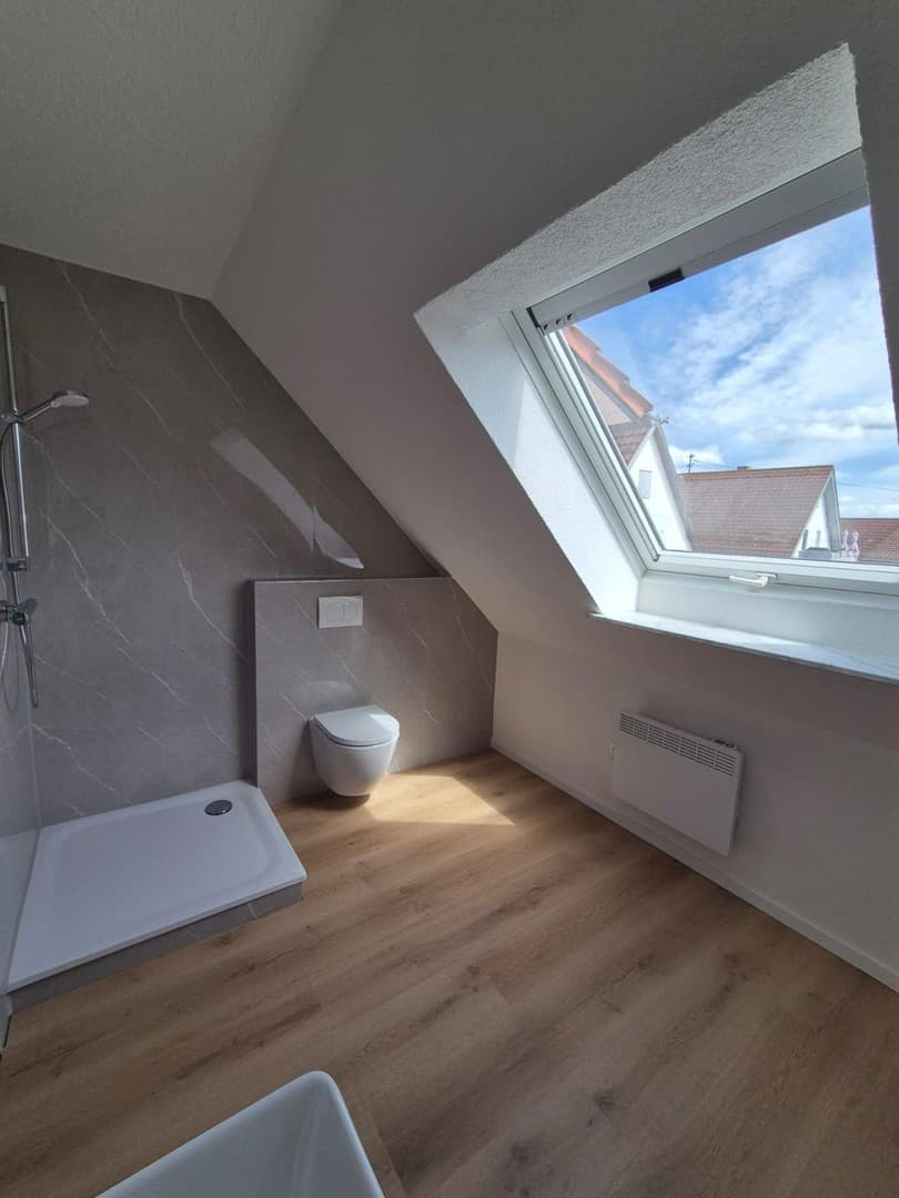 Frisch renovierte 5-Zi.-DG-Wohnung | Balkon | EBK | 85 m² | Schwäbische Alb | provisionsfrei