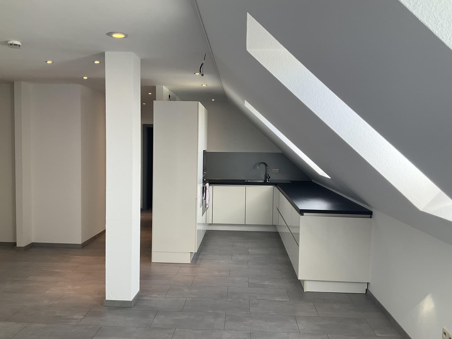 Bezugsfertiges Raumwunder: komplett renovierte 4-Zimmer-Maisonette mit EBK, Tiefgarage & Fahrstuhl