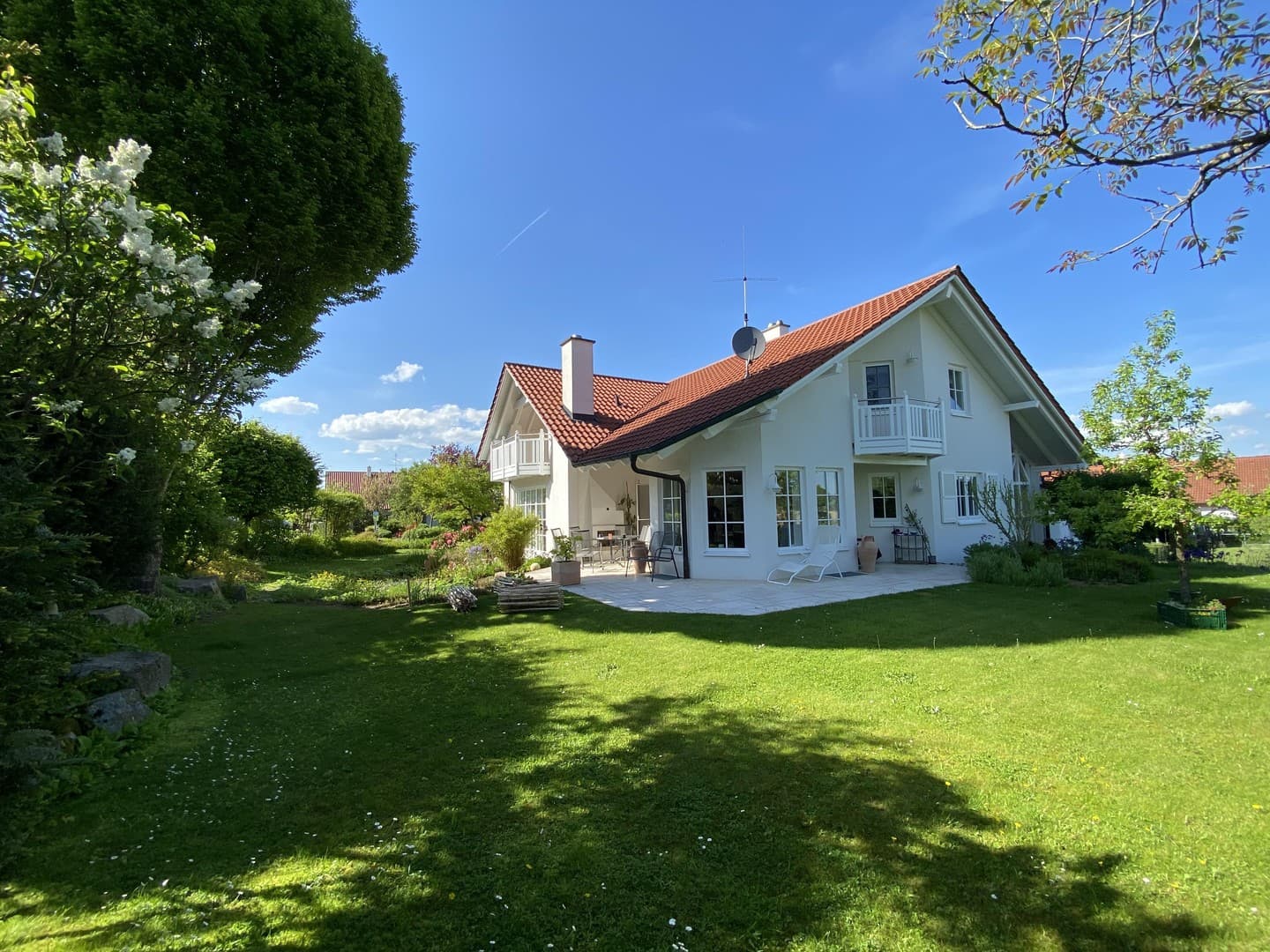 Lichtdurchflutetes Einfamilienhaus in Ortsrandlage