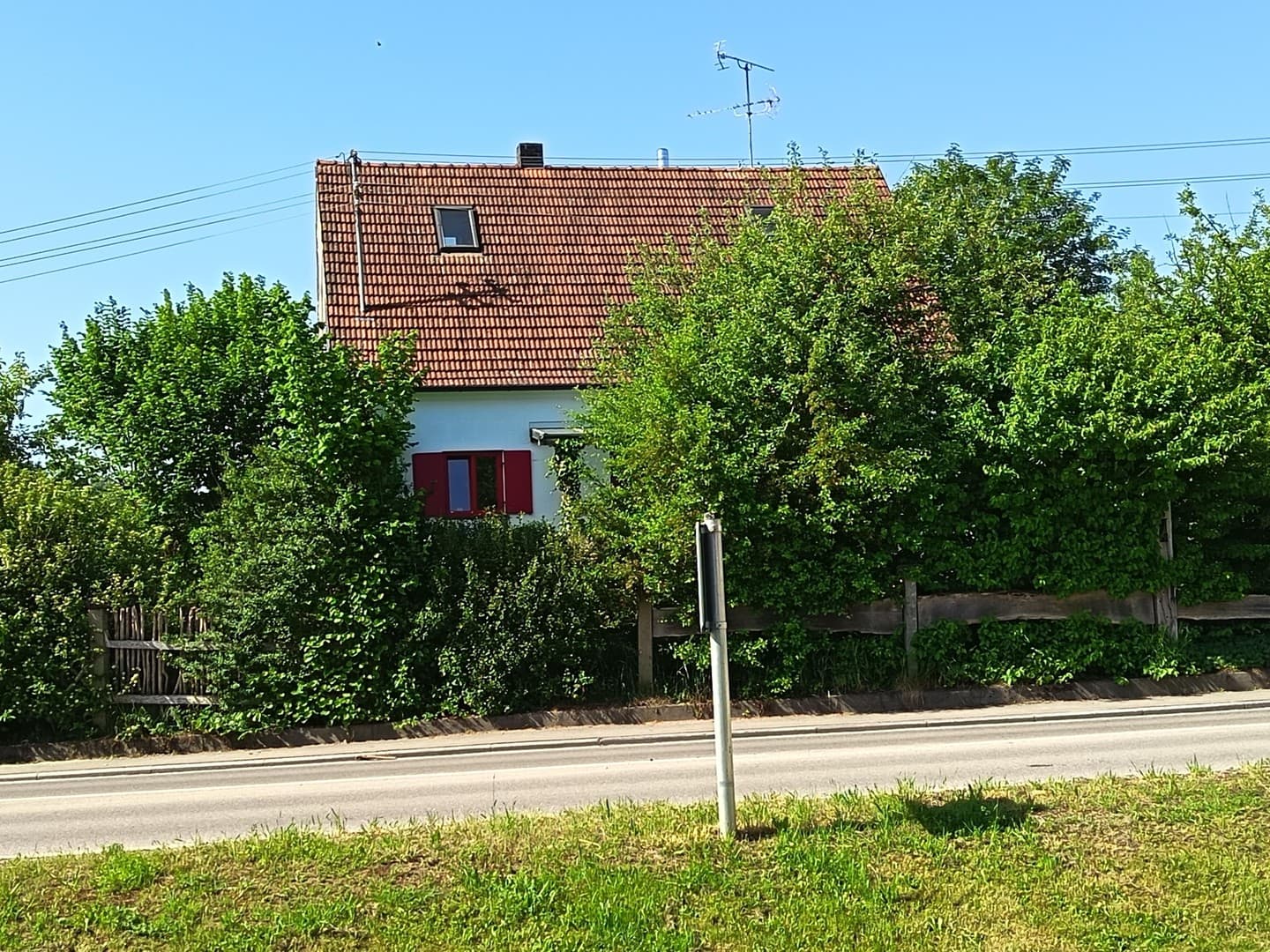 Haus am Dorfrande . Augsburg Land . Westliche Wälder