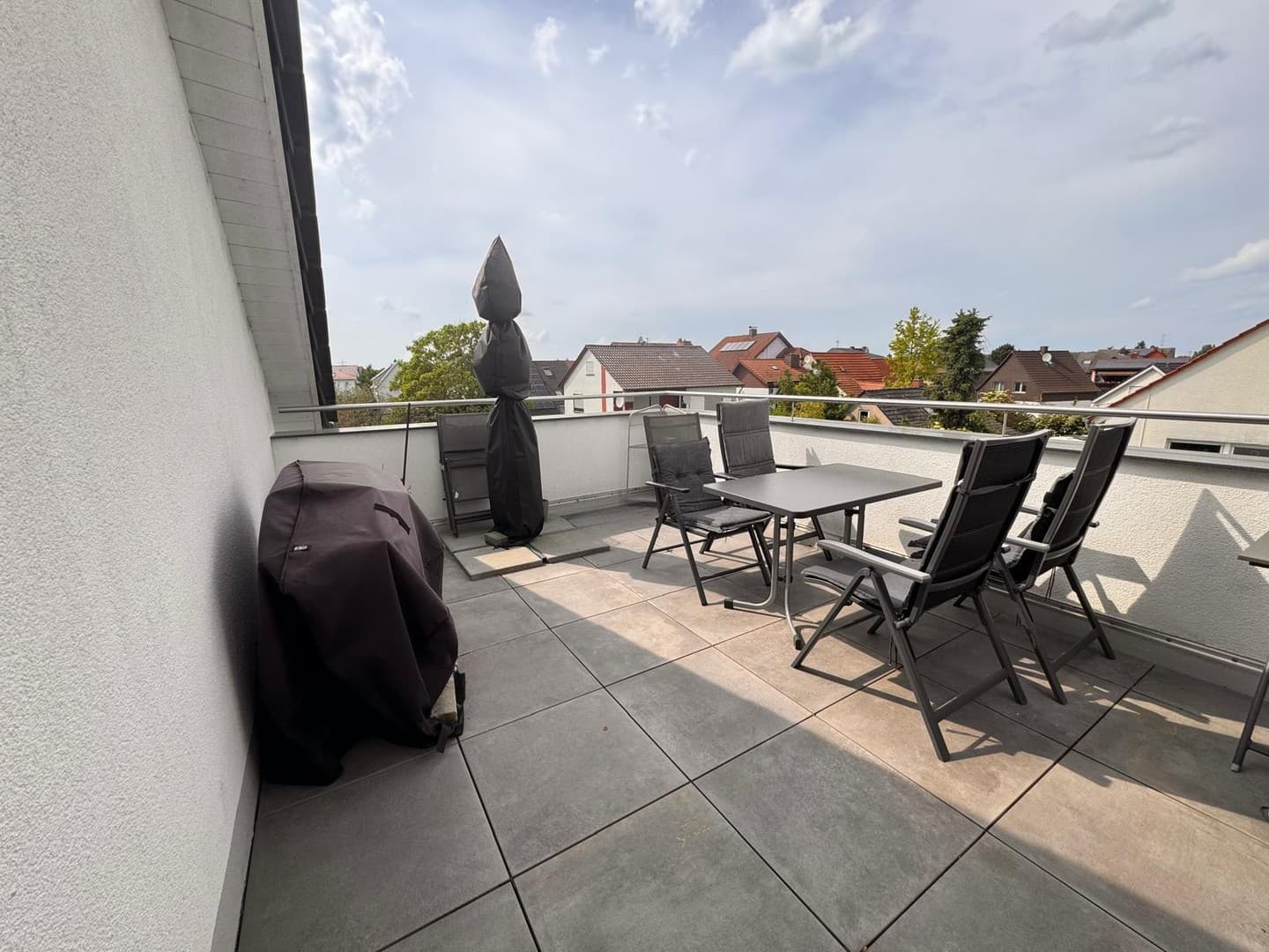 Neuwertige Maisonette (108 m²) | Dachterrasse | Klima | EBK | 2 Stellplätze | Energieklasse A+