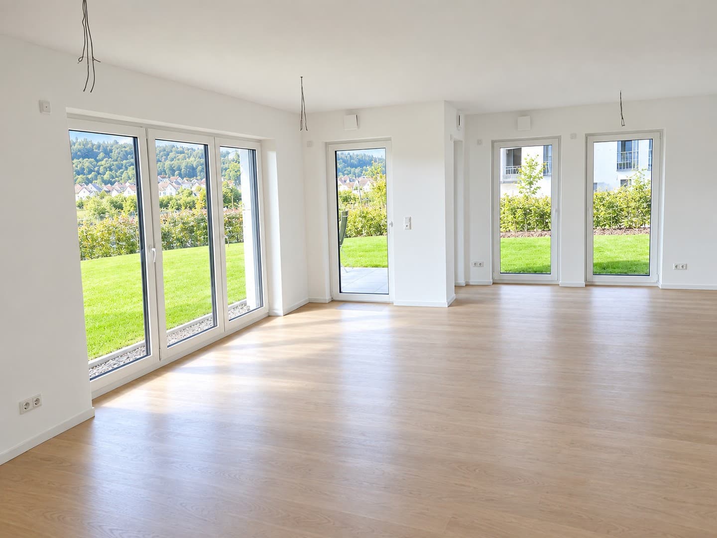 MODERN WOHNEN, DRAUSSEN GENIESSEN - MIT TERRASSE & GARTEN
