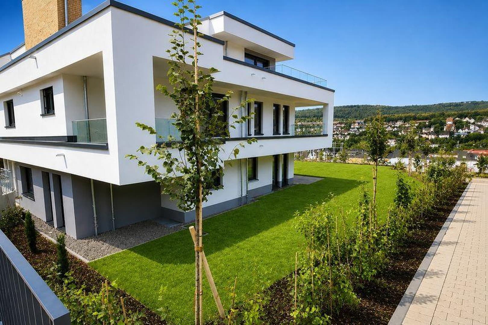 MODERNE ARCHITEKTUR TRIFFT AUF WOHNKOMFORT, Exclusive Erdgeschosswohnung mit Garten