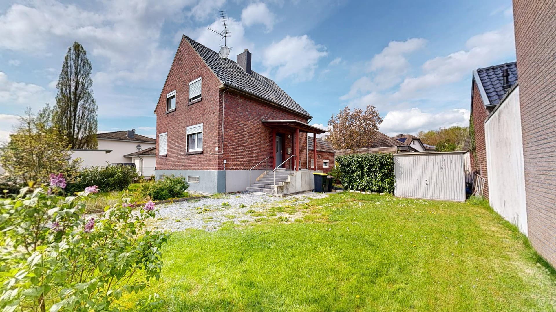 Freistehendes Einfamilienhaus mit großem Grundstück und viel Potenzial