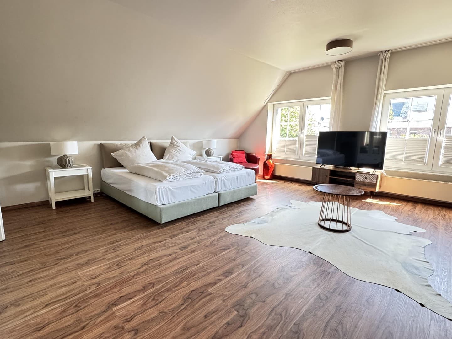 Business-Zimmer mit eigenem Bad, Terrasse, Parkplatz & Serviceoptionen nahe Köln