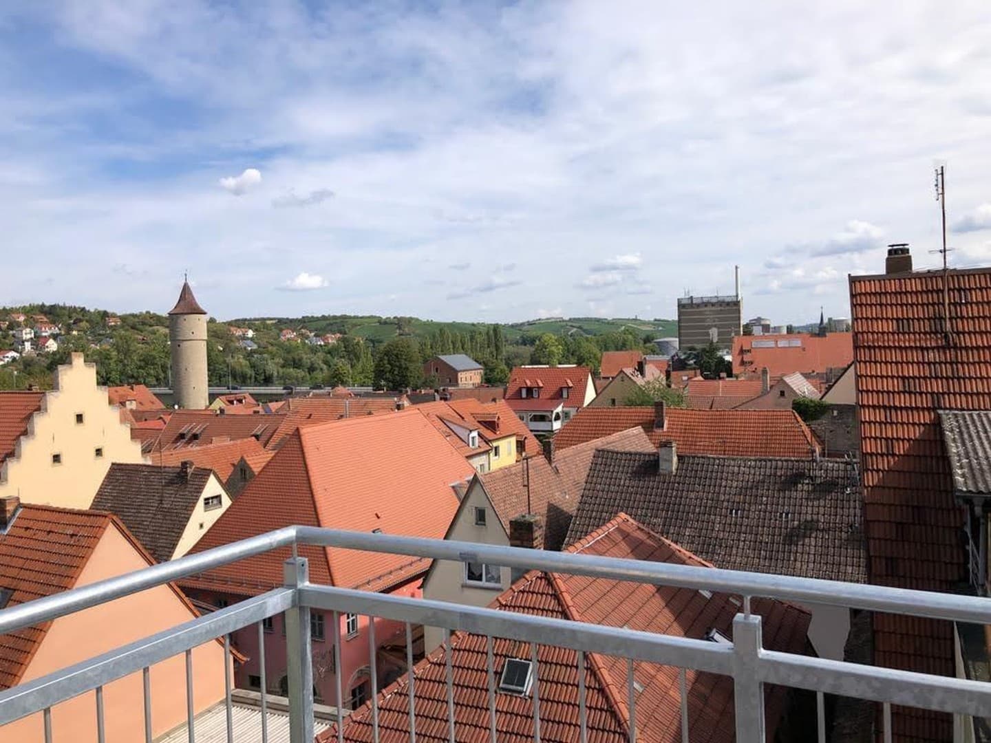 2x Wohnungen 2,5ZKBBWC+3,5ZKN als Maison-Whg,Aufzug+grosse Dachterrasse 5Jahre jung