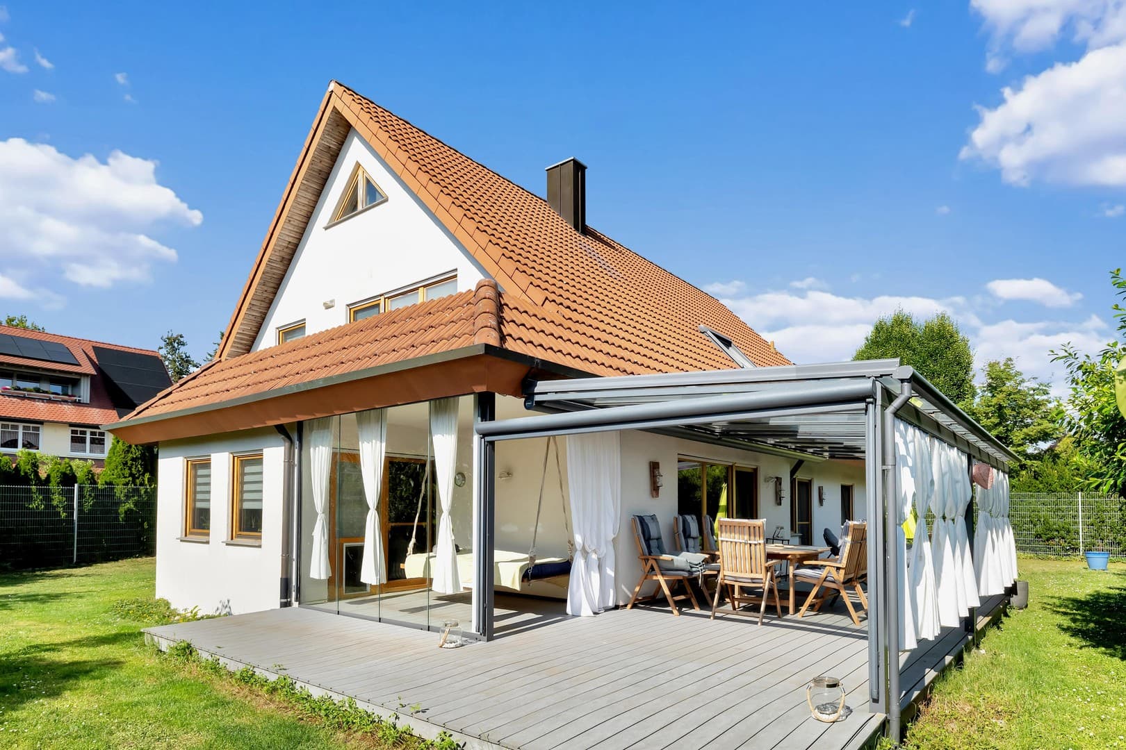 Grundsolides Zweifamilienhaus in Berglage: 223 m² Weite, absolute Privatsphäre und clevere Technik