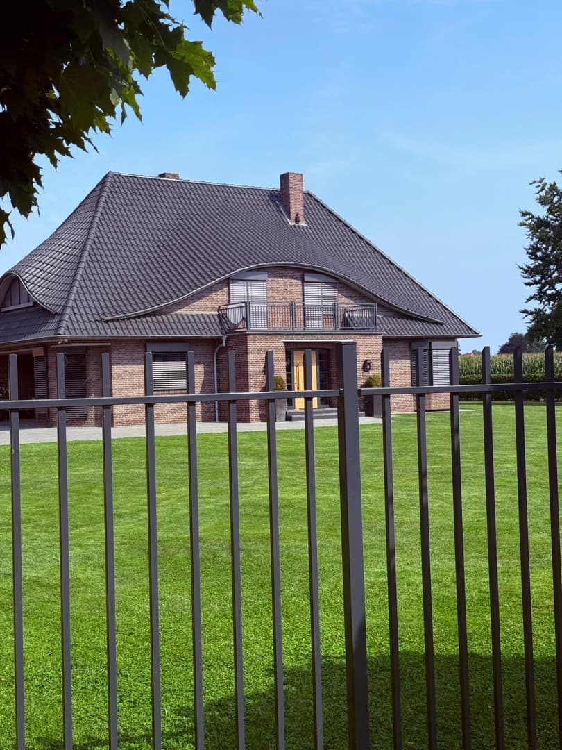 Großzügiges Einfamilienhaus mit Pool