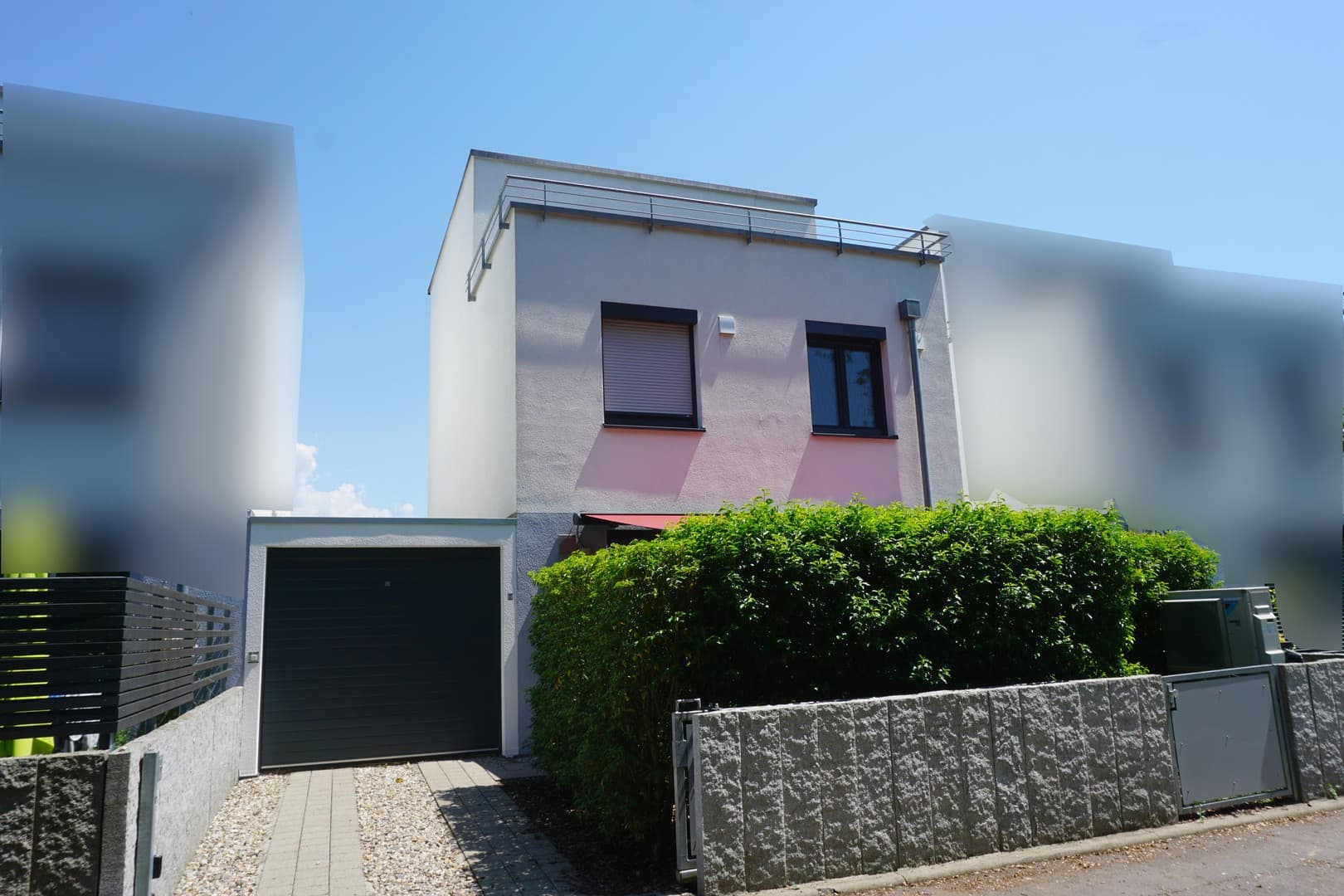 Modernes Kettenhaus mit KfW-55-Standard und hochwertiger Ausstattung
