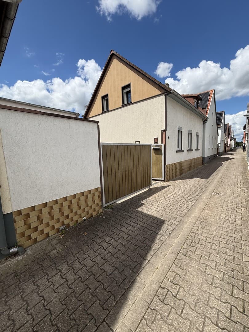 Freistehende Einfamilienhaus in Worms Heppenheim mit Hof in Garage