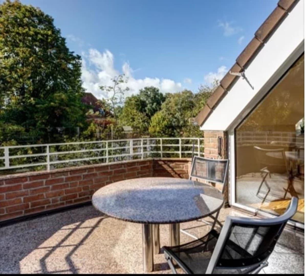 Luxus-Maisonette in Ahrensburg bei Hamburg – möbliert, Villengegend