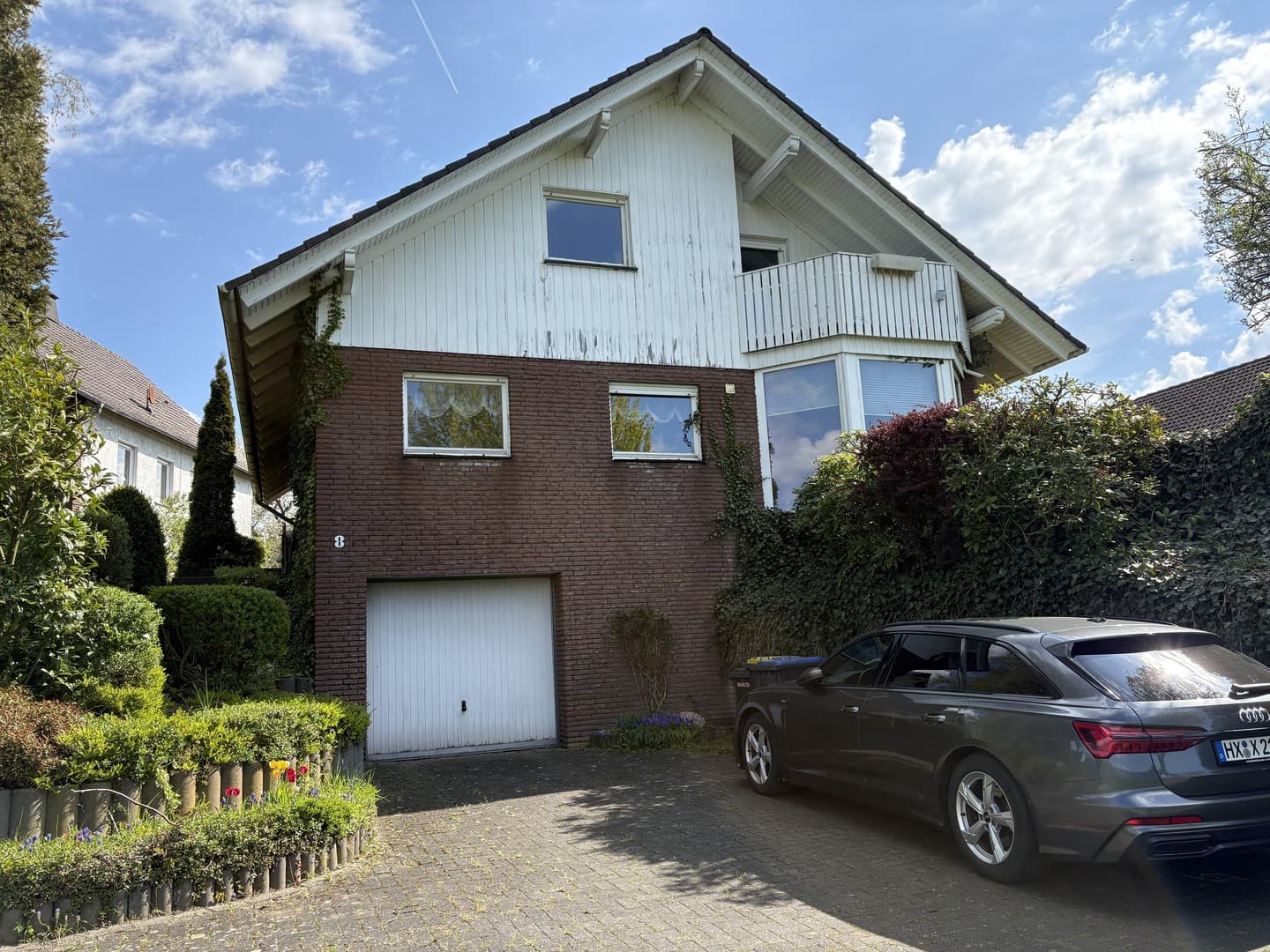 Freistehendes Einfamilienhaus mit Garage, Terrasse, Balkon und großem Garten