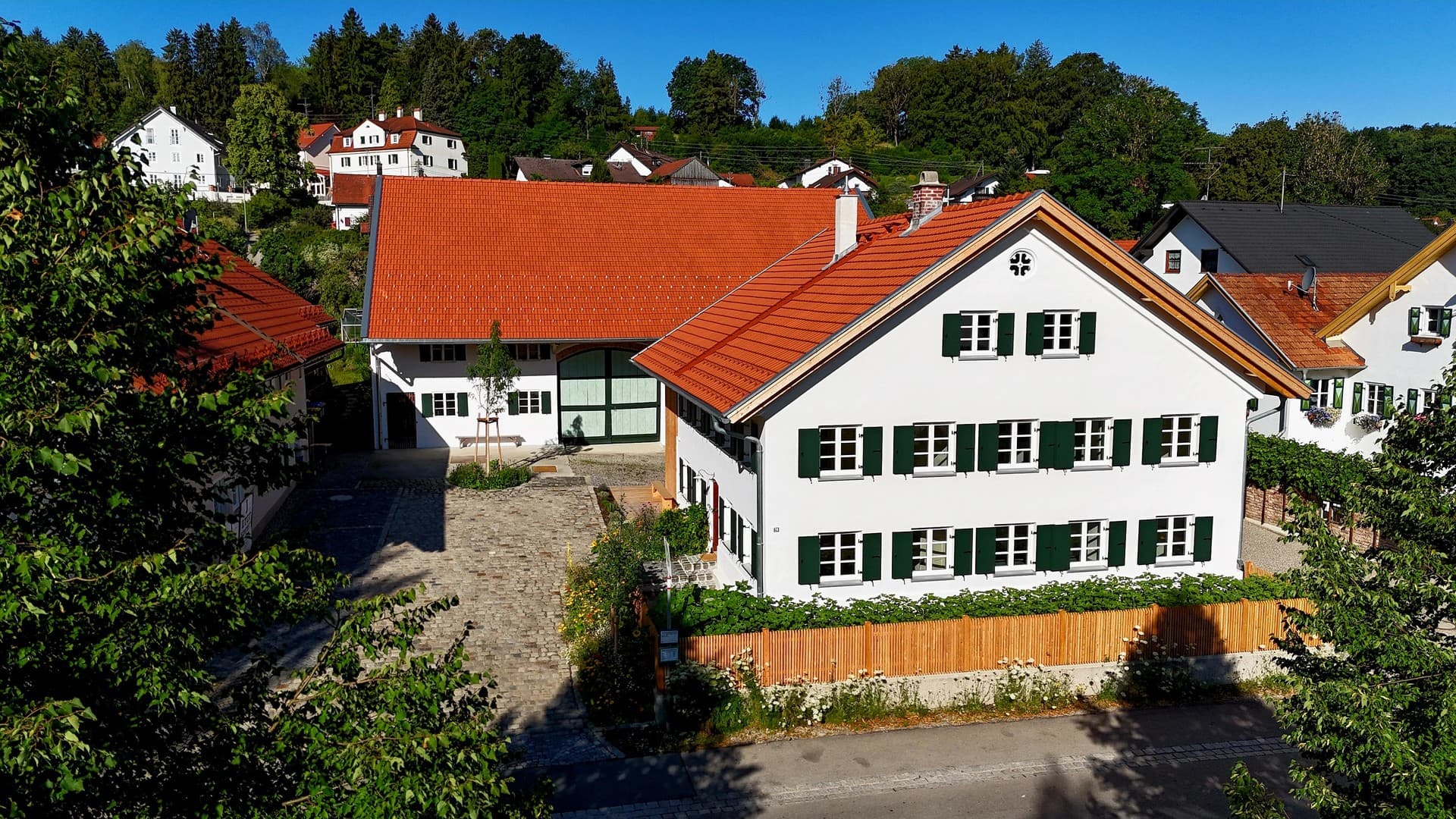 Großzügiges Doppelhaus in liebevoll saniertem Bauernhaus mit historischem Flair in Fuchstal/Leeder
