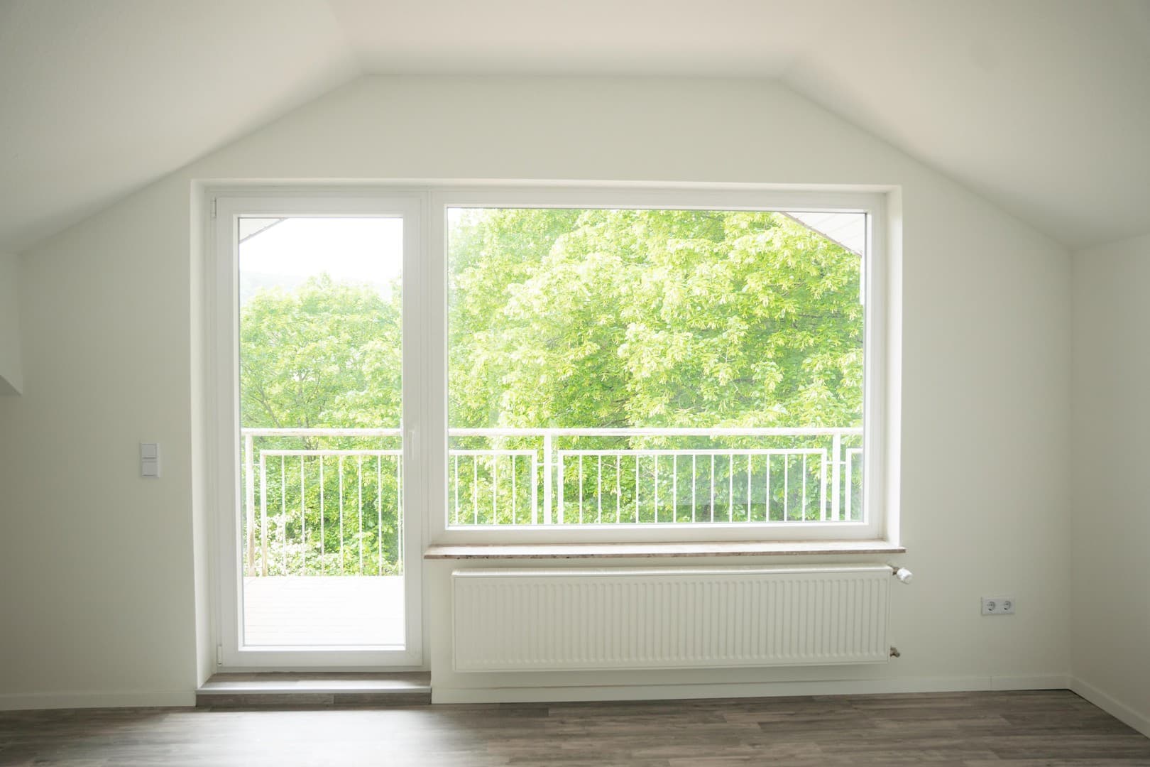 Renovierte 3-ZKB Dachgeschosswohnung mit Loggia, Garage und neuer Küche