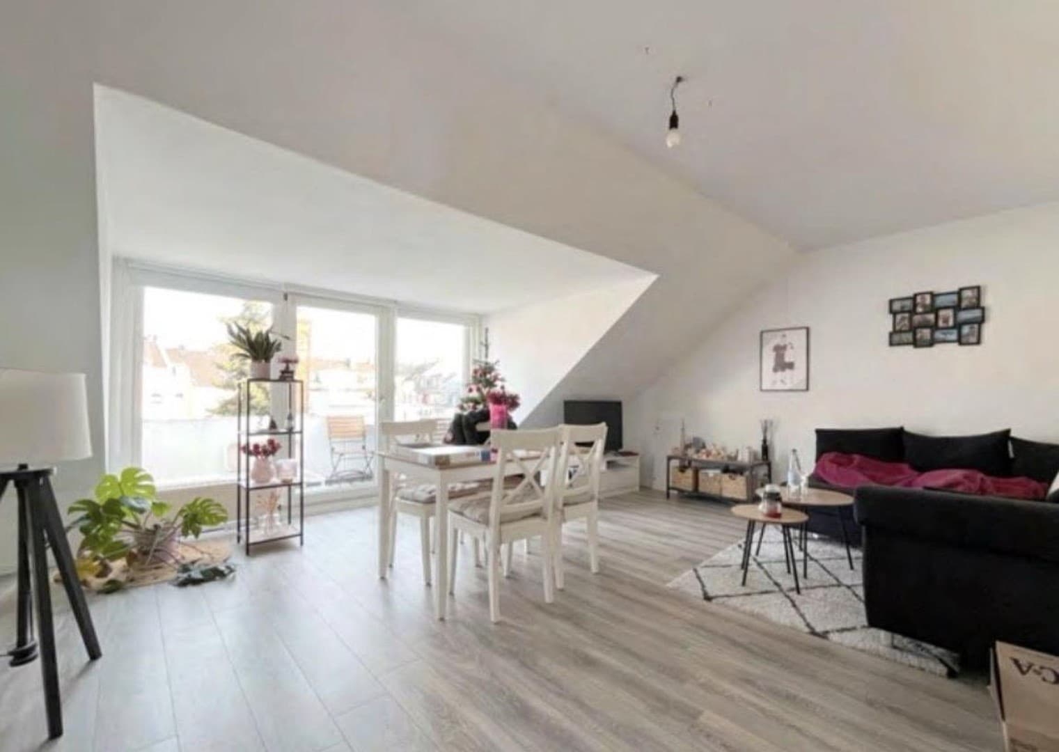 Helle Zweizimmerwohnung mit Balkon in Ddorf Büdingenstr.