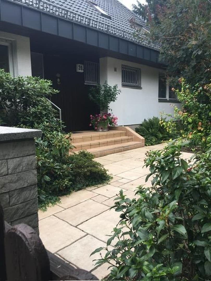 Exklusives Reihenendhaus im Bungalow-Stil mit Galerie, Pool und traumhaften Garten