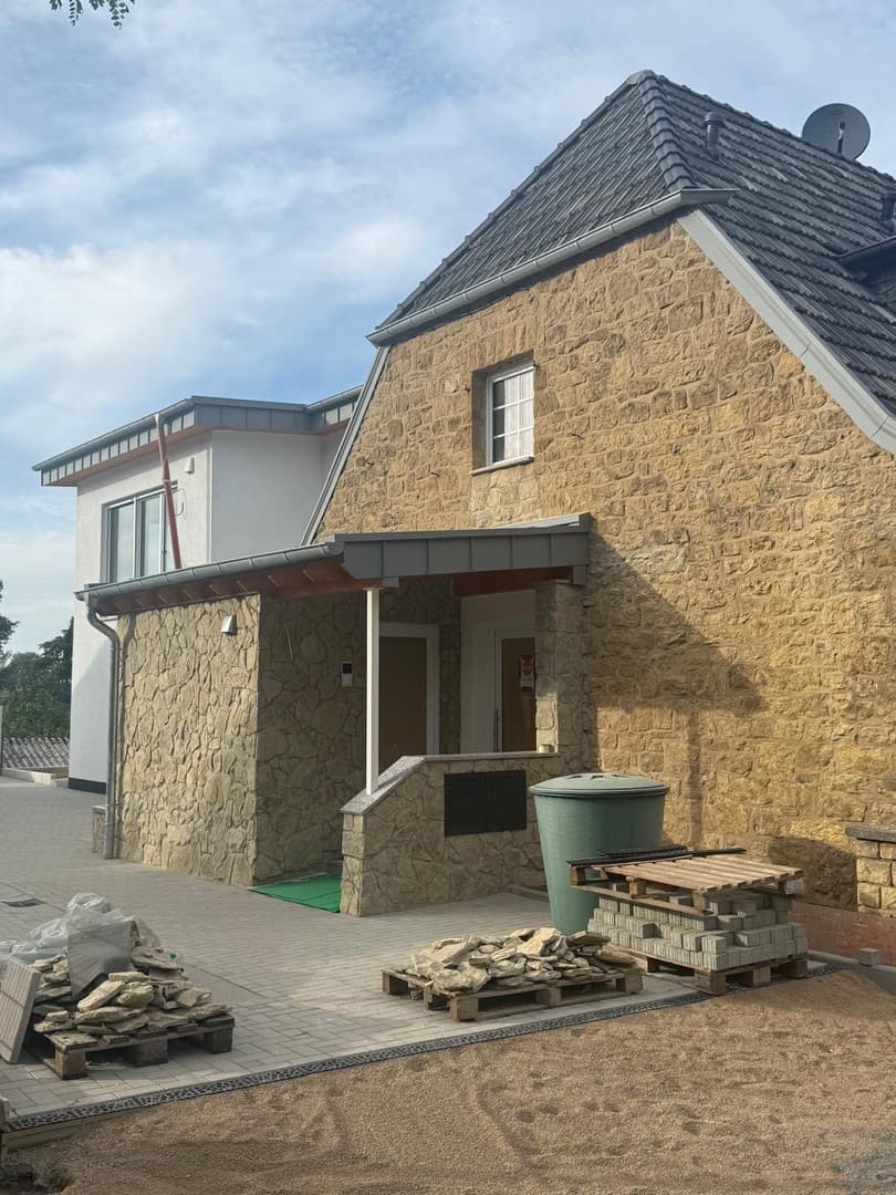 Ländliche Ruhe trifft moderne Eleganz-Exklusive Neubauwohnung im ersten Obergeschoss