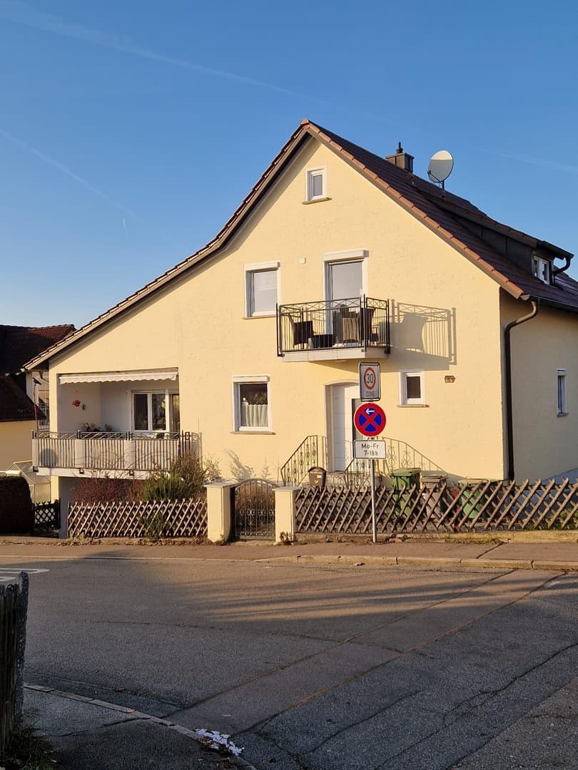 geräumiges Mehrfamilienhaus mit Garagen in Maxhütte-Haidhof