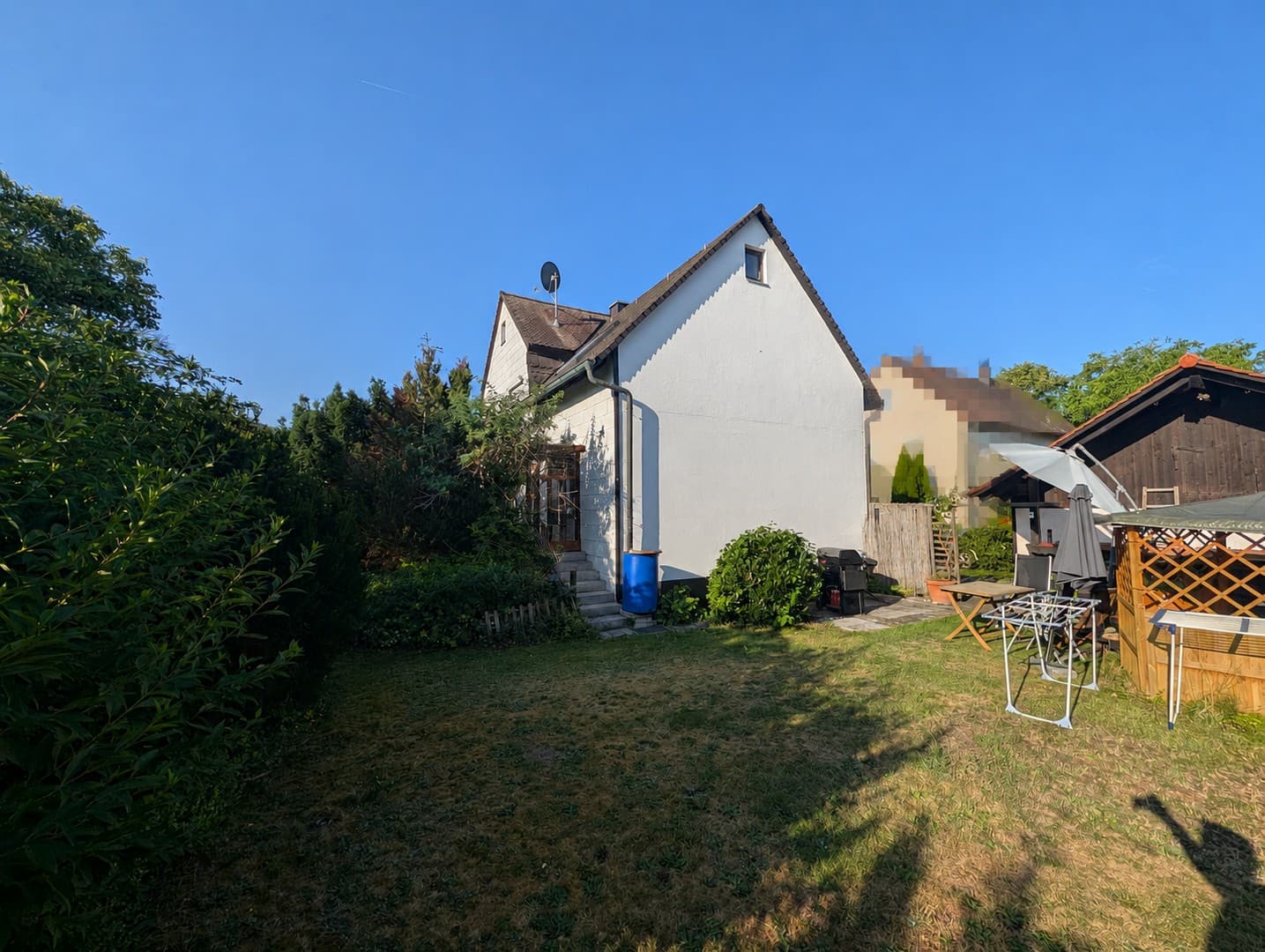 Zentrales 2-Familien-Haus, großer gewachsener Garten, Doppelgarage, PV-Anlage, provisionsfrei