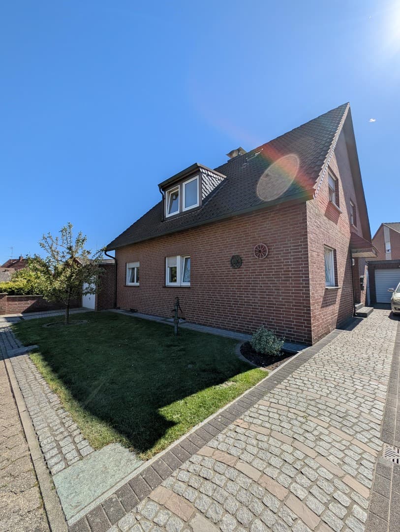 Frei stehendes Haus mit zwei Wohnungen.