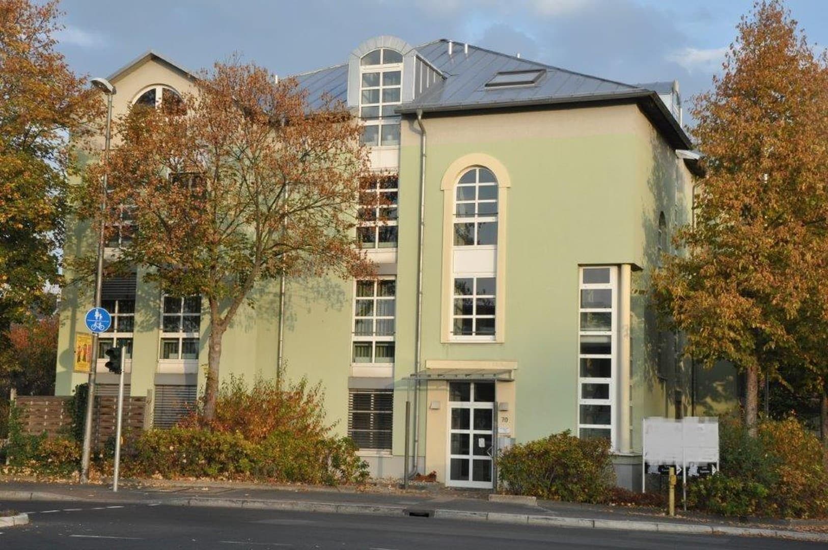 WG geeignet! Großzügige helle 6 Zi.-Wohnung mit Balkon u. Einbauküche