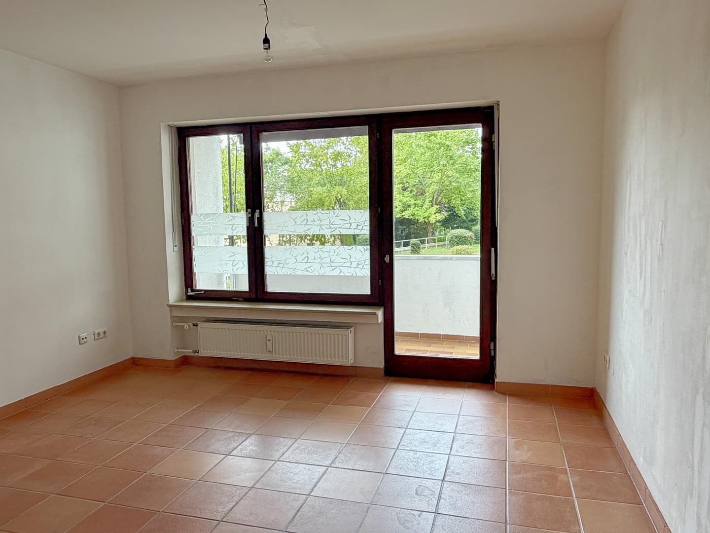 Bezugsfrei & provisionsfrei: Großzügige 2-Zimmer-Wohnung mit Südwest-Loggia und Stellplatz