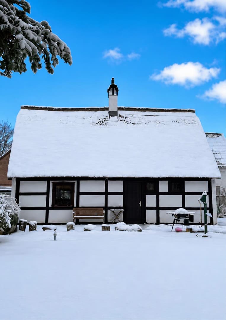 Reetdachhaus um 1800 im Naturpark: 2.100 m² Garten hinter hohen Hecken, Kaminofen, Wintergarten