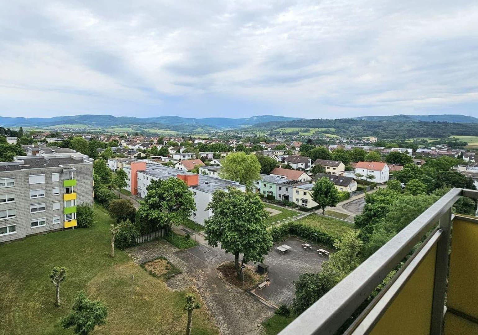 Komplett renovierte 3-Zimmer-Wohnung mit Panoramablick, Einbauküche & Garage