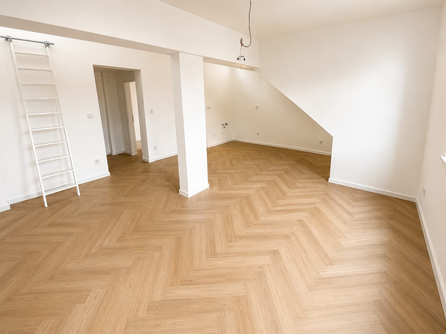 Erstbezug: Moderne Dachgeschosswohnung mit Klimaanlage, Einbauküche und Panoramablick
