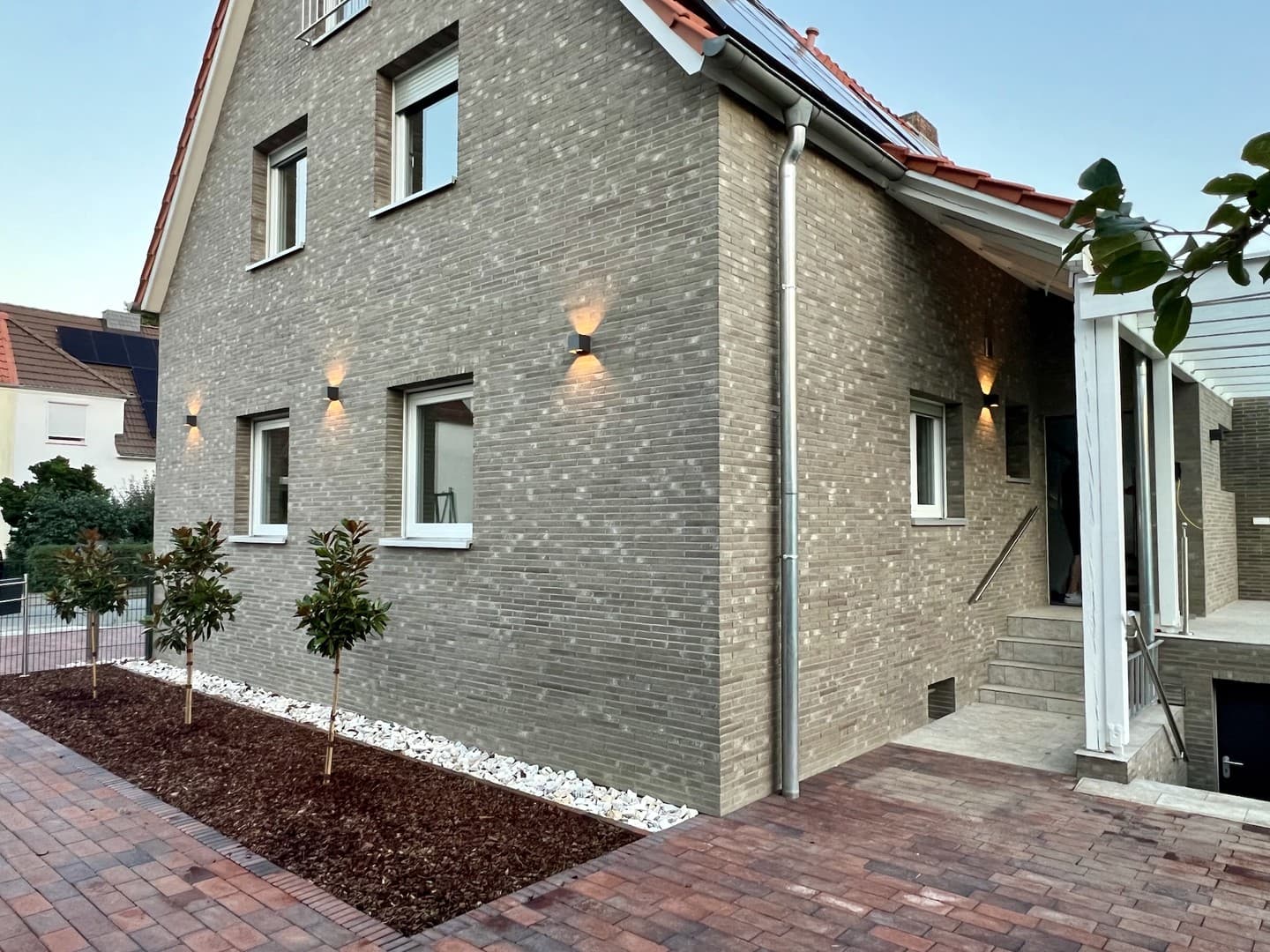 Modern wohnen in Wolfsburg: 133 m², großer Garten, PV + Speicher, Wallbox & Dachstudio