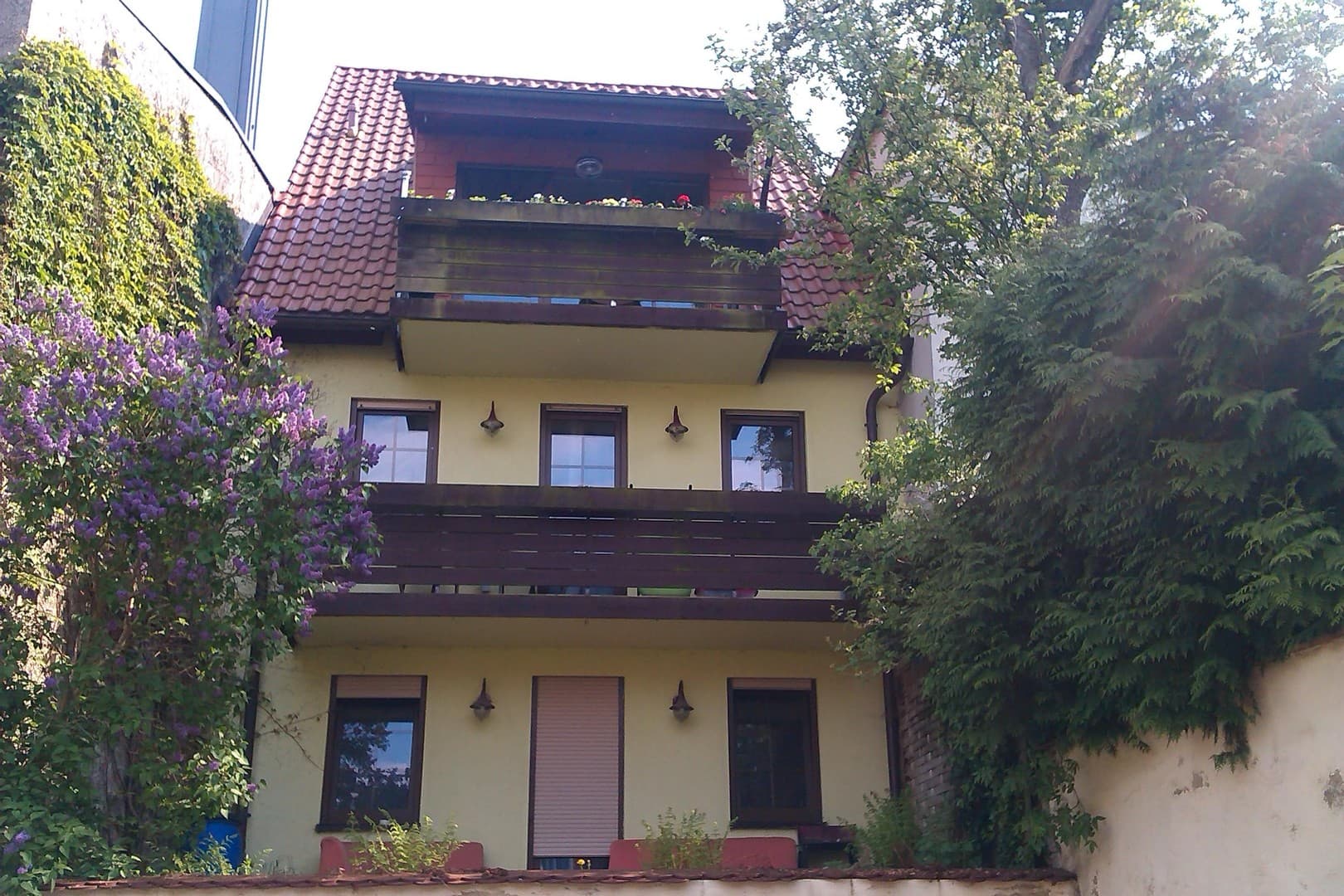 ruhiges Stadthaus mit ELW ca. Bj. 2000